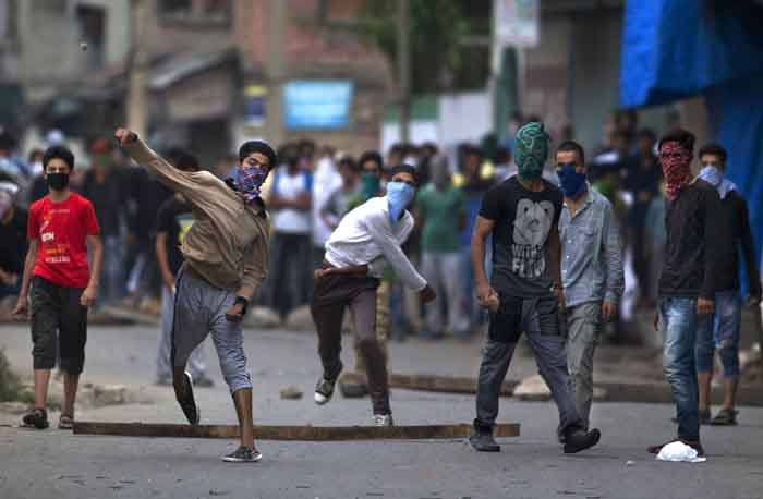 After 8 Years Of Attacking J&K Police With Stones, #Azadi Protestor Now Wants A Police Job