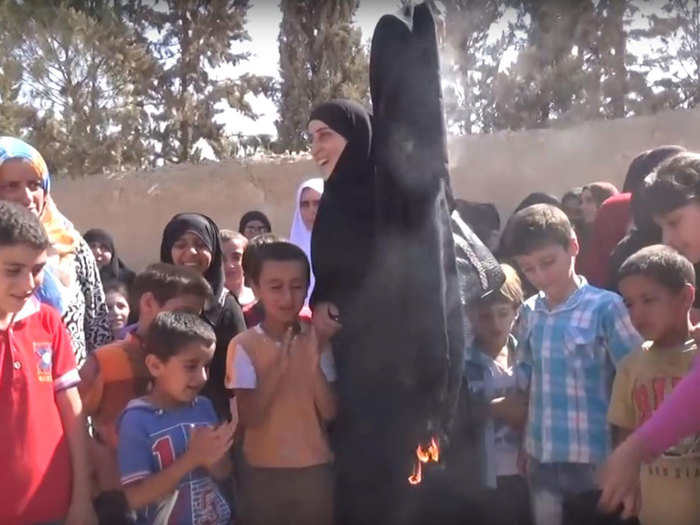 burning burqa ISIS 