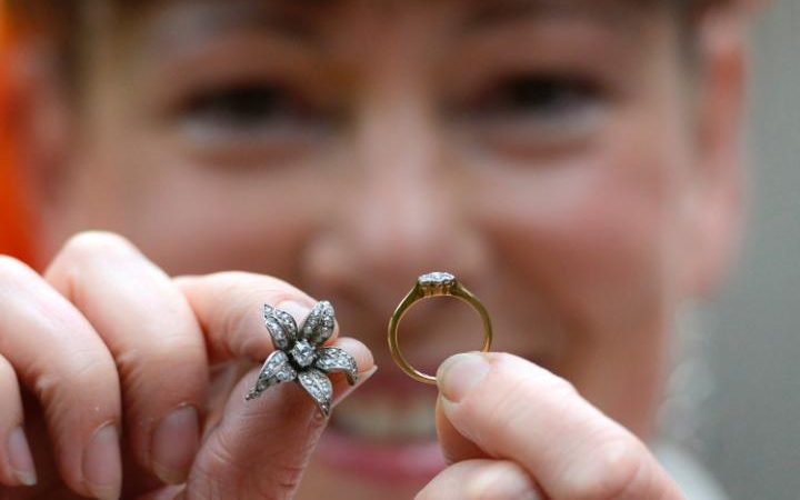 UK couple finds jewellery in chair