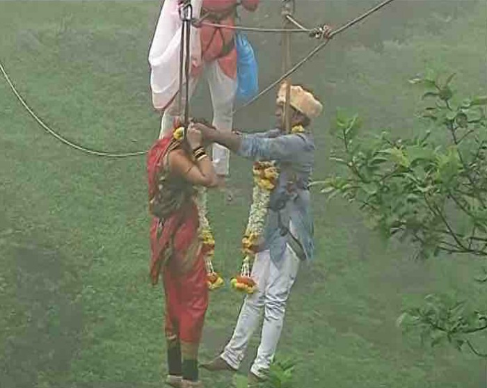 The Kolhapur bride and the groom - who had met and fallen in love while trekking - hung from a ropeway and went about their nuptials like it was no big deal. 