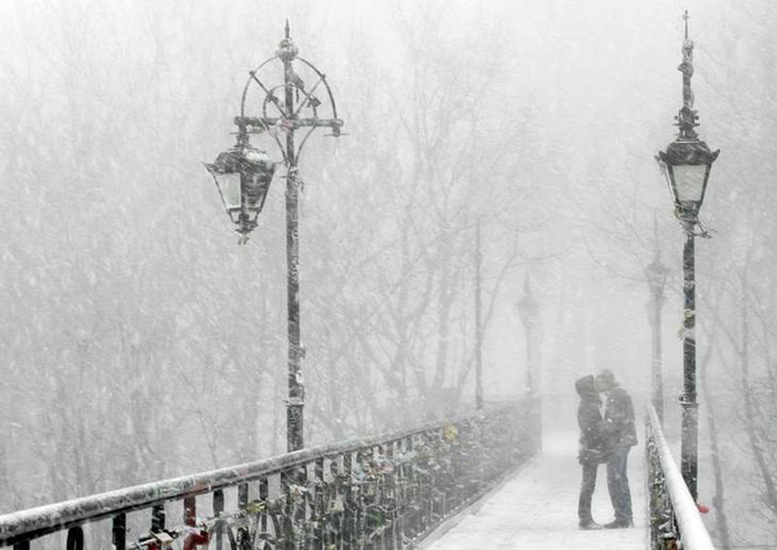 Couple kissing in Snow