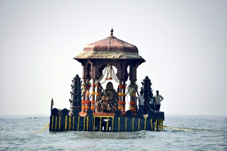 Idian Coast Guard hovercraft to perform a symbolic 