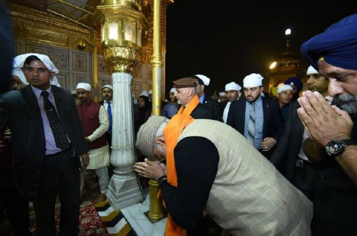 PM Modi serves langar at the Golden Temple