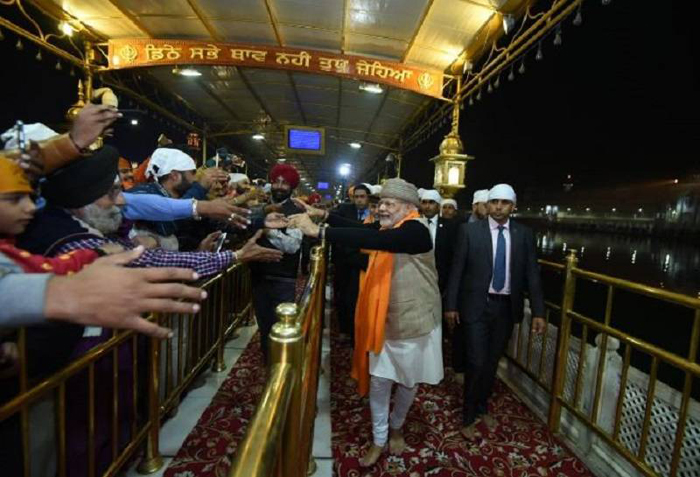 PM Modi serves langar at the Golden Temple
