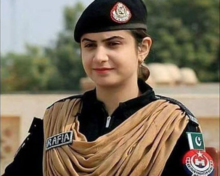 First Woman To Join Pakistan Bomb Disposal Unit