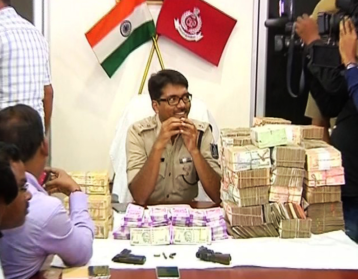 Sambalpur SP Akhileswar Singh with the seized notes.