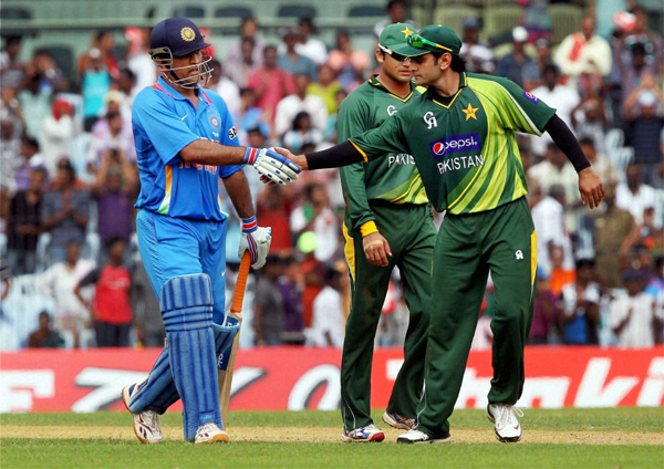 Dhoni greeted by Hafeez