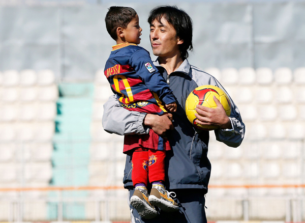 Murtuza Ahmadi with an Afghan football official