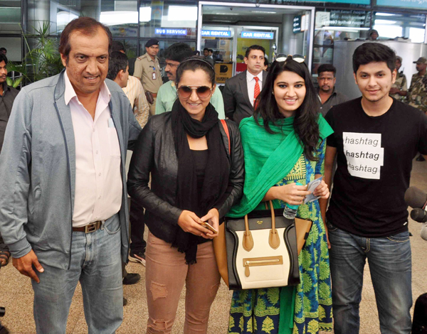 Sania Mirza with her family at the Hyderabad airport