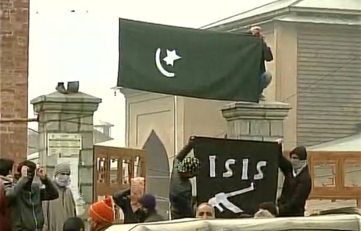 Separatists Raises ISIS, Pakistan Flags in Kashmir