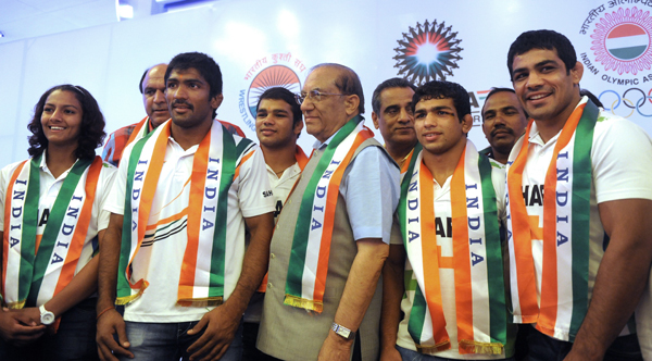 VK Malhotra (centre) with Indian Wrestling team