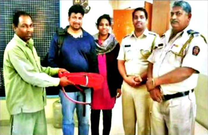 Driver Travels 32 KM To Return A Laptop Left Behind In His Auto, Local Cops Praise Him