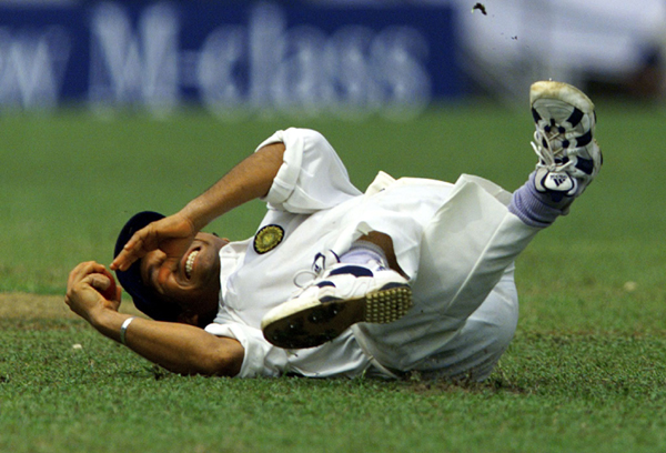 Sachin tumbles while fielding on ground