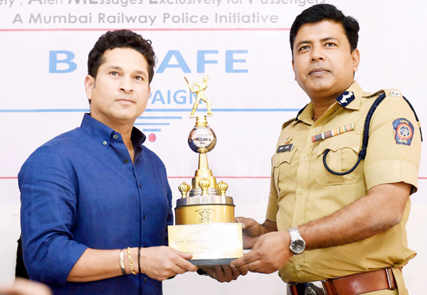 Sachin awards a railway police officer