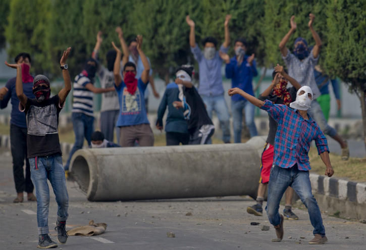 Kashmiri youths stone pelting