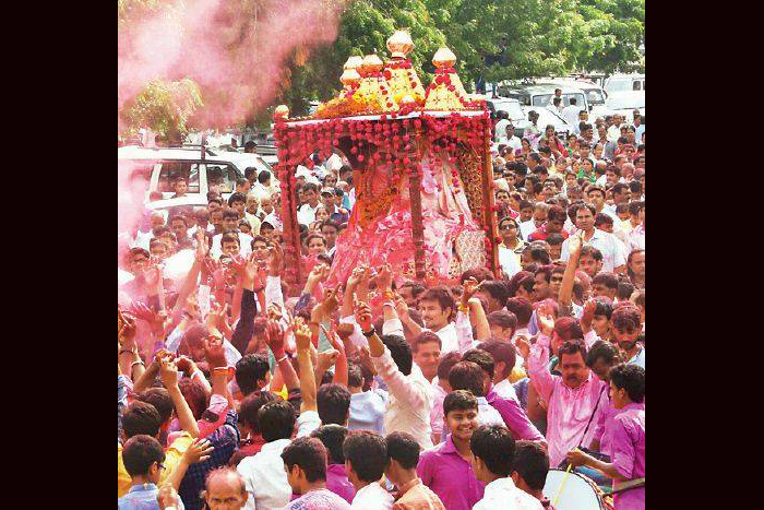 Land Developers And Gold Dealers Bid 7 Crore To Do Last Rites Of Jain Monk!