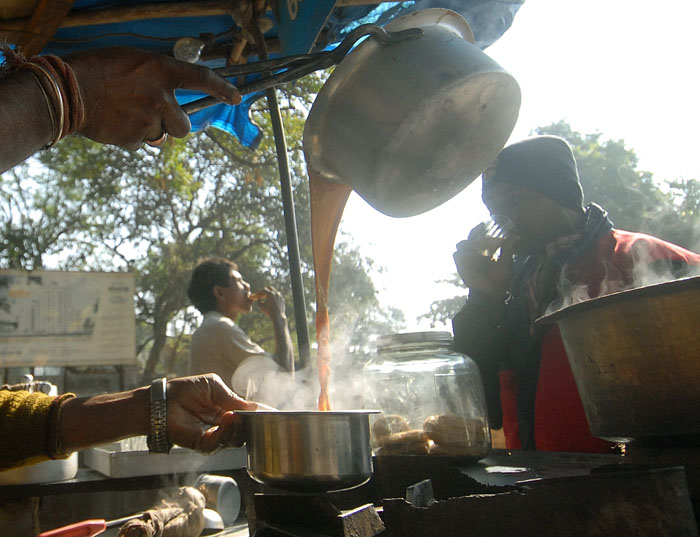 Woman Chaiwalla Returns Lakhs In Gold, Cellphones, And Money After She Finds It At Her Shop