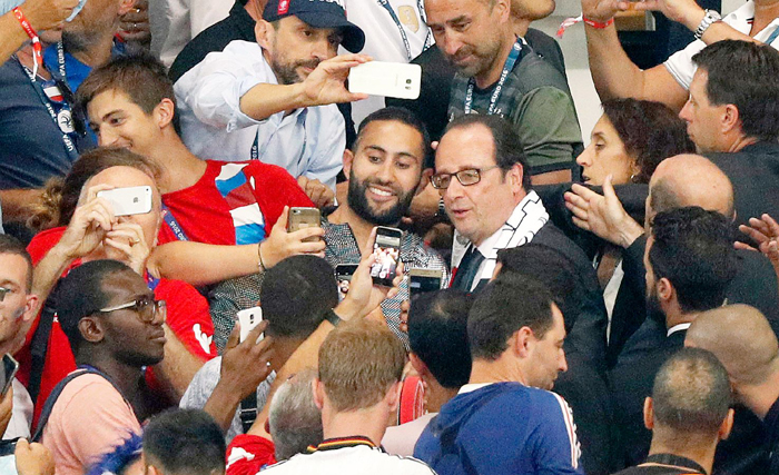 Fans take selfies with President Hollande