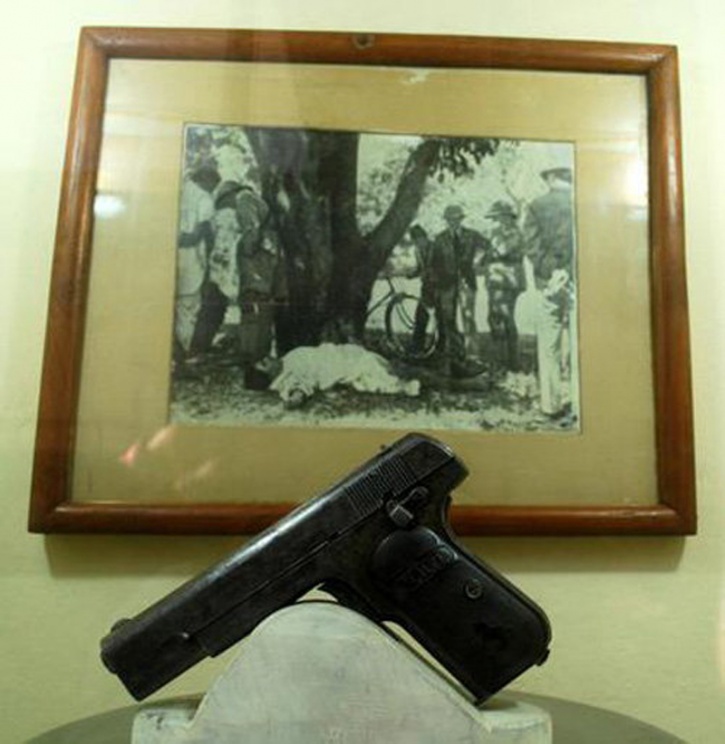 chandra shekhar azad with gun