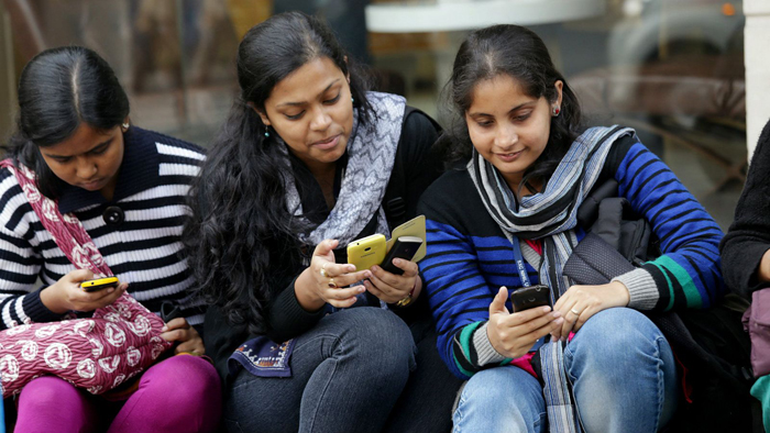 UP khap bans mobiles for U-18 girls 