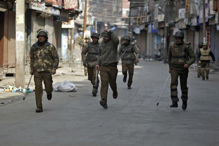 Muslims Risk Their Lives In J&K Curfew To Organise The Last Rites Of A Kashmiri Pandit Woman