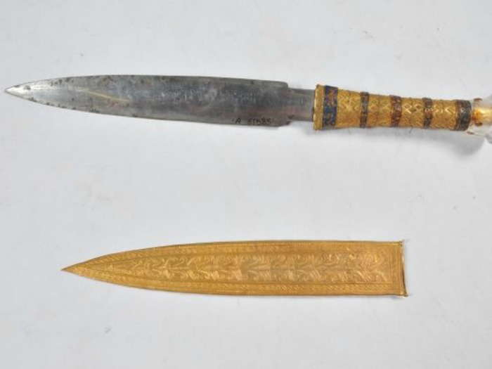 Researchers Claim Egypt S King Tutankhamun Had An Alien Dagger On Him Probably From A Fallen