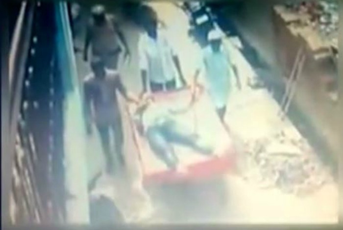 Man Suspected Of Trying To Kidnap A Minor Girl Lynched By A Mob In Delhi 