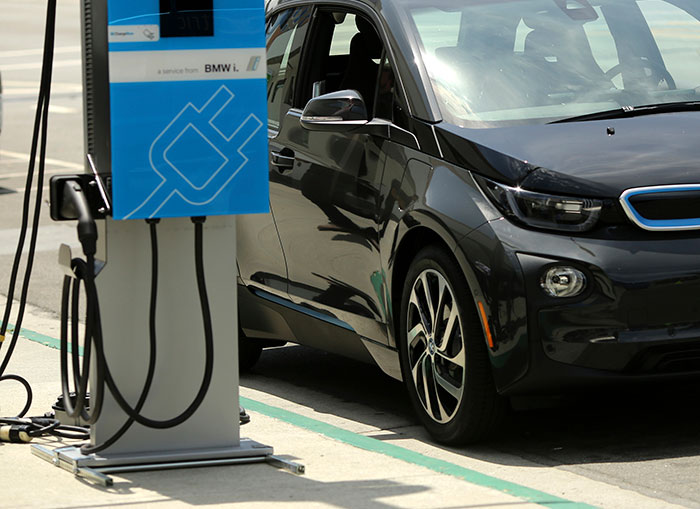Soon India May Have Petrol Pump-like Charging Stations For Electric Vehicles
