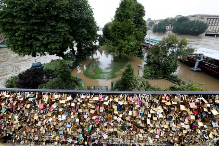 Love locks are safe on the bridge