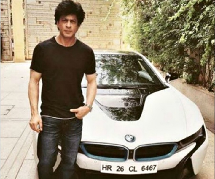 Watch A Homeless Woman Throws Herself In Front Of Shah Rukh Khan's Car!