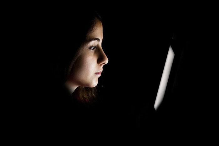Do You Use Mobile In Dark? It Could Leave You Blind 