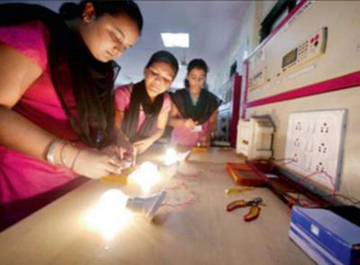 In Maharashtra, Girls From Villages Without Electricity Are Gearing Up To Be Electricians!