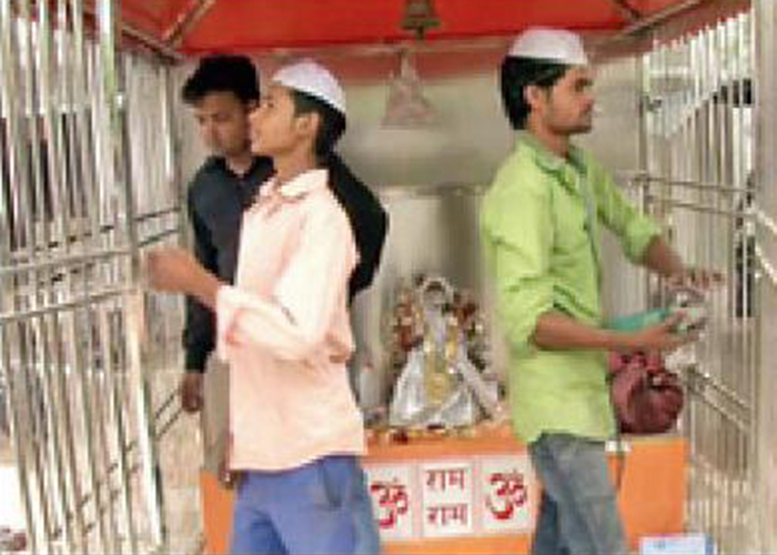 In the Month Of Ramadan These Muslim Craftsmen In UP Are Busy Renovating A Hindu Temple