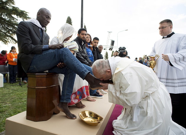 pope touching feet 