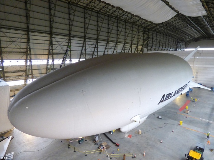 dubbed-the-flying-bottom-airlander-10-is-the-world-s-largest