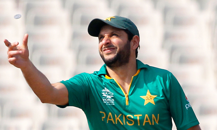 Shahid Afridi tosses the coin