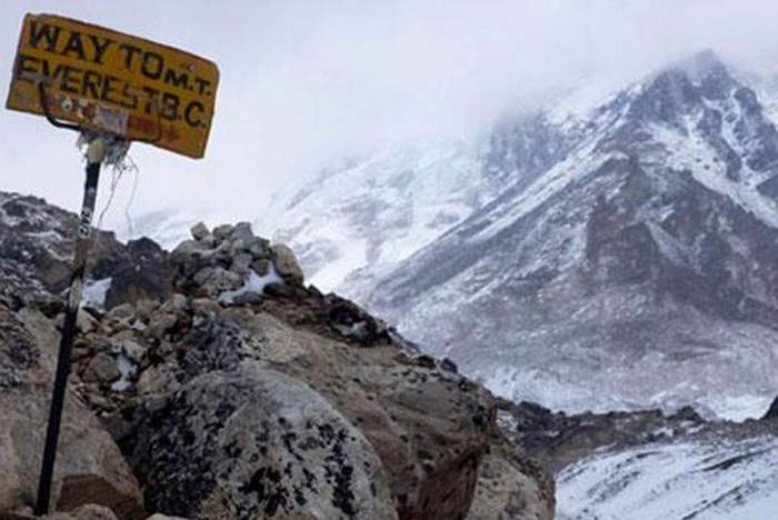 Mt. Everest Developing Cracks And Holes After Nepal Earthquake