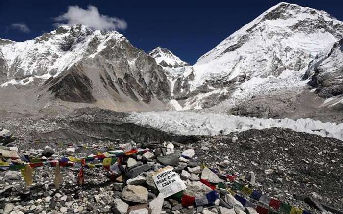 Mt. Everest Developing Cracks And Holes After Nepal Earthquake