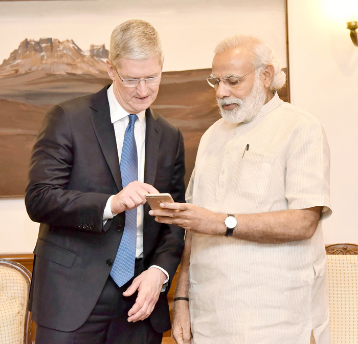 Tim Cook Meets Narendra Modi, Discusses Apple