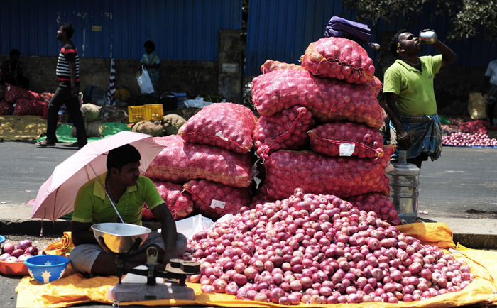 Farmers Sell Onions For 50 Paisa A Kg bccl