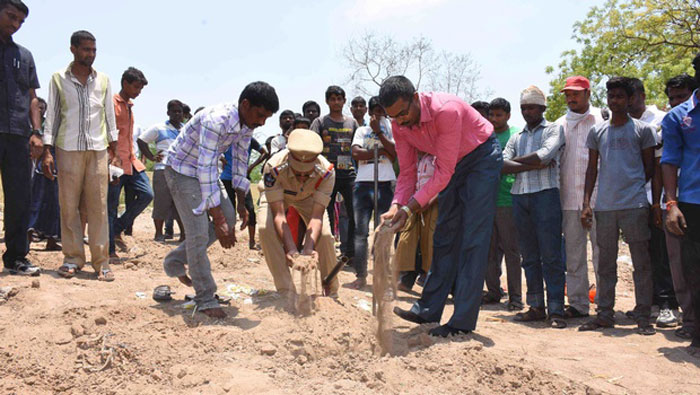 Police Are Performing  Last Rites Of Infants Killed In Drought Hit Andhra As Parents Are Unable To Do It 