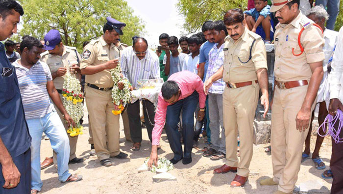 Police Are Performing  Last Rites Of Infants Killed In Drought Hit Andhra As Parents Are Unable To Do It 