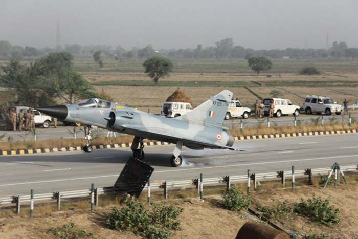 8 IAF Fighter Jets Will Land On the Agra-Lucknow Expressway For It’s Grand Opening!