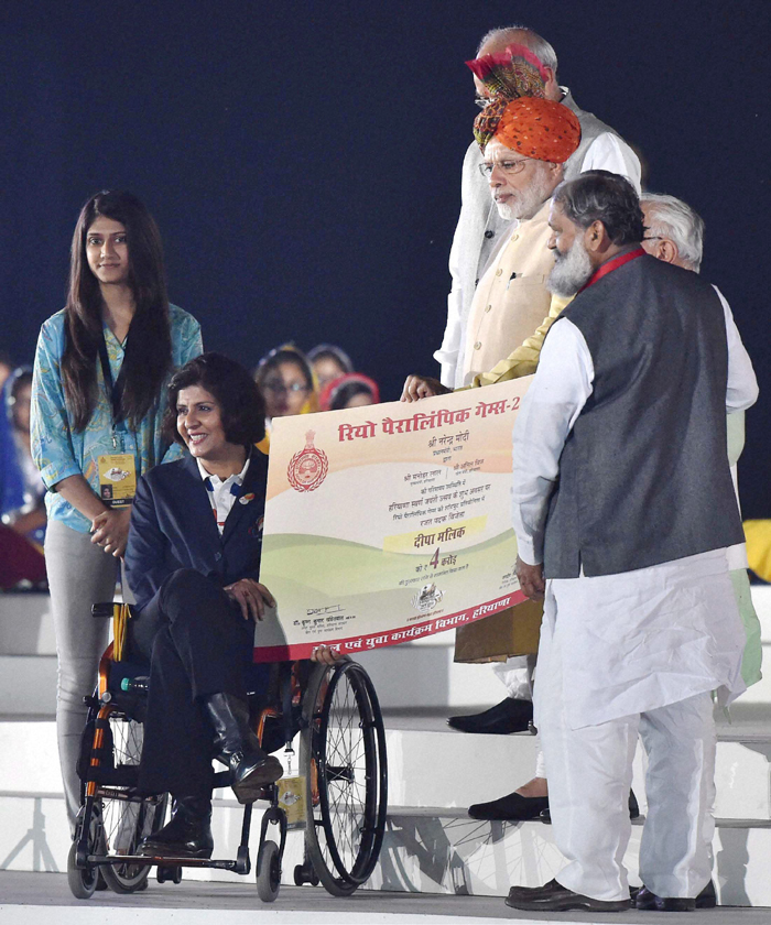 Deepa getting cheque from PM Modi