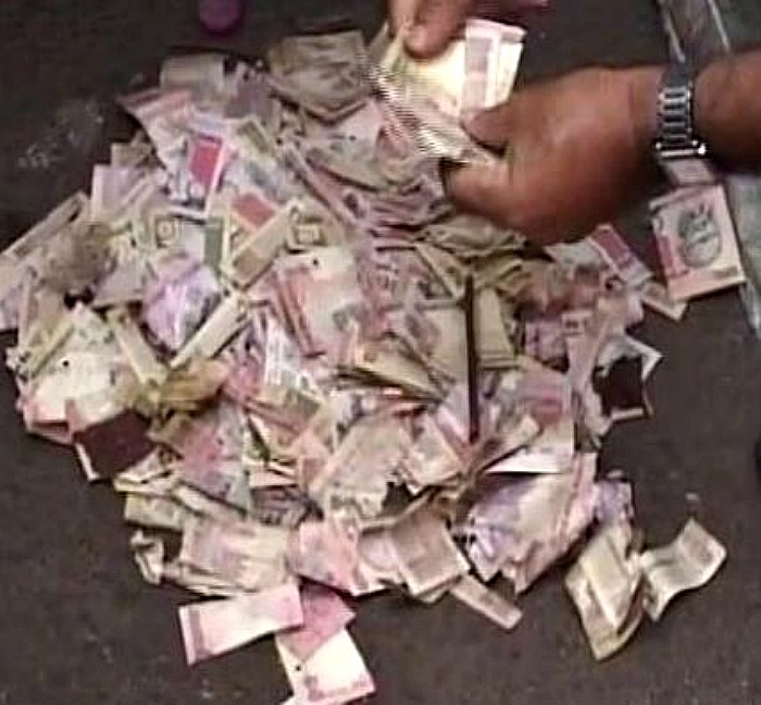 torn notes dumped in Kolkata