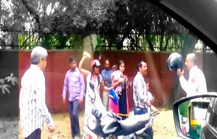 Women Fight with Constable