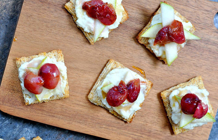 Cheese crackers with tomatoes and onions