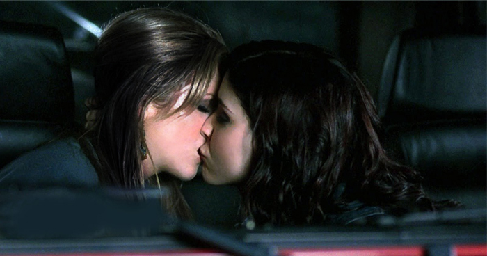 2 Women Kissing