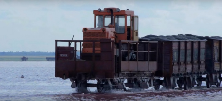 Such trains are equipped with salt harvesters