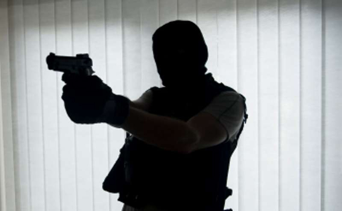 Homemaker fends off armed robber, gets him arrested
